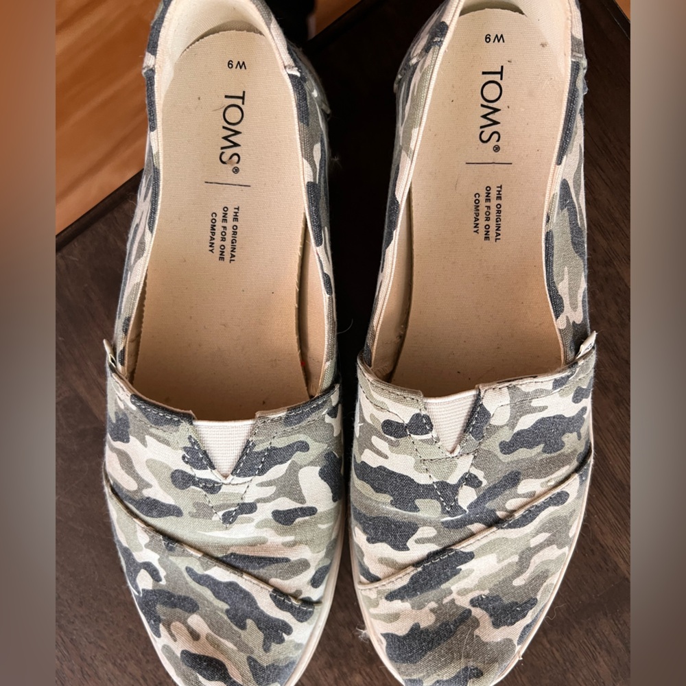 Camo Womens Toms size 9